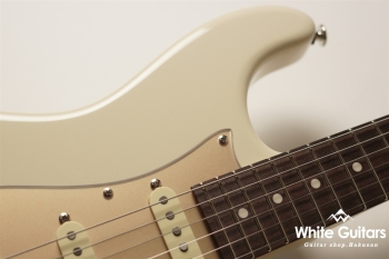 MC1-STD/R - Olympic White / Gold Acryl Pick Guard