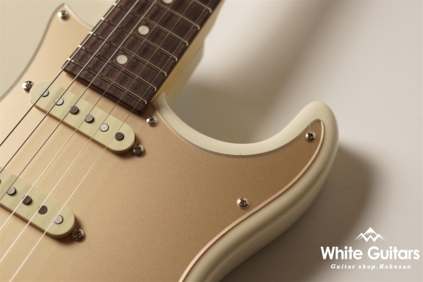 MC1-STD/R - Olympic White / Gold Acryl Pick Guard