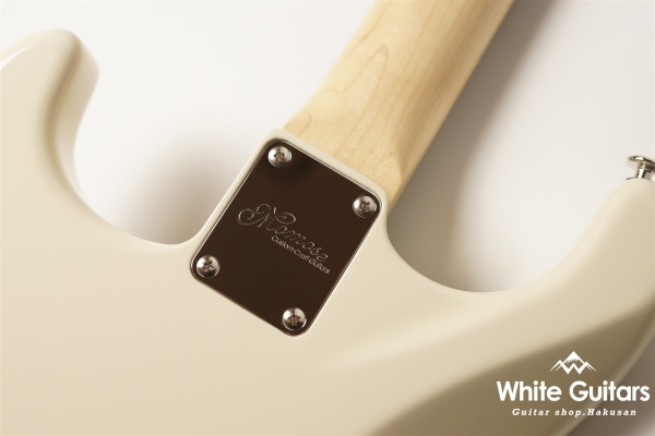 MC1-STD/R - Olympic White / Gold Acryl Pick Guard